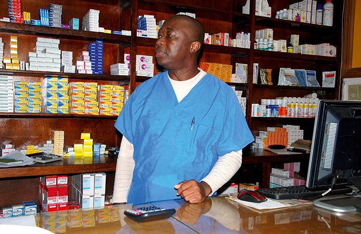 Christophe N. Attoumbré dans  sa pharmacie près d’Abidjan. Photo : Antoine Hervé