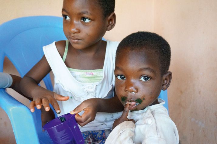 Distribution au centre d’éducation nutritionnel d’Agou Nyogbo (Togo). © Antenna France