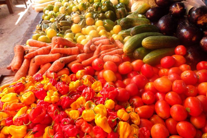 Gabon fruits et légumes sur marché Libreville Photo Antoine Lawson