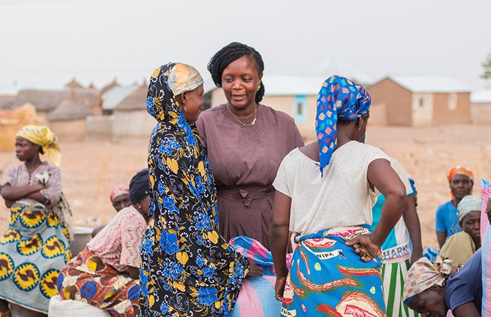 La chef Fatmata Binta auprès des producteurs de fonio au Ghana. ©Fatmata Binta