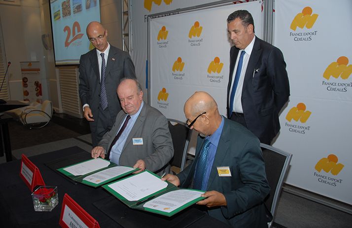 Signature de la convention pour le lancement de l’École de boulangerie-pâtisserie au Maroc. (de g. à dr.) M. Jean-Pierre Langlois-Berthelot, président de France Export Céréales et M. Lahoussine Azaz, président de l’AVNBP, sous le regard bienveillant de M.Yann Lebeau de France Export Céréales Maghreb (au second plan, à g.) et M. Chakib Alj, président de la FNM (à dr.). © FEC Signature de la convention pour le lancement de l’École de boulangerie-pâtisserie au Maroc. (de g. à dr.) M. Jean-Pierre Langlois-Berthelot, président de France Export Céréales et M. Lahoussine Azaz, président de l’AVNBP, sous le regard bienveillant de M.Yann Lebeau de France Export Céréales Maghreb (au second plan, à g.) et M. Chakib Alj, président de la FNM (à dr.). © FEC
