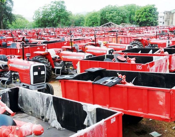 Arrivage de tracteurs et de remorques pour les paysans d’Oyo en 2013. Photo : Daouda Aliyou Arrivage de tracteurs et de remorques pour les paysans d’Oyo en 2013. Photo : Daouda Aliyou