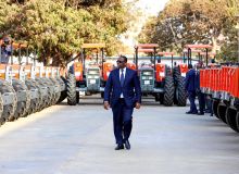 Le président Macky Sall inspecte les tracteurs reçus de l’Inde. Photos : DR